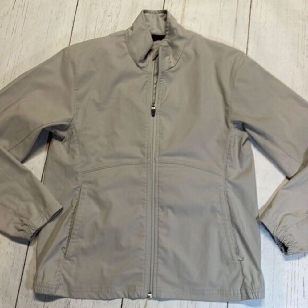 ZR zero restriction women’s zip up lightweight golf jacket. Size S
